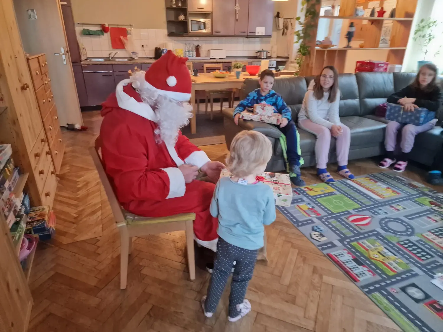 Weihnachtsmann mit Kindern Erziehungsförderverein e.V.